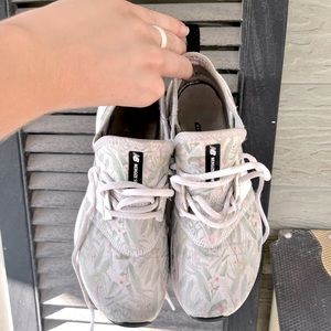 Women’s size 9 new balance tennis shoes